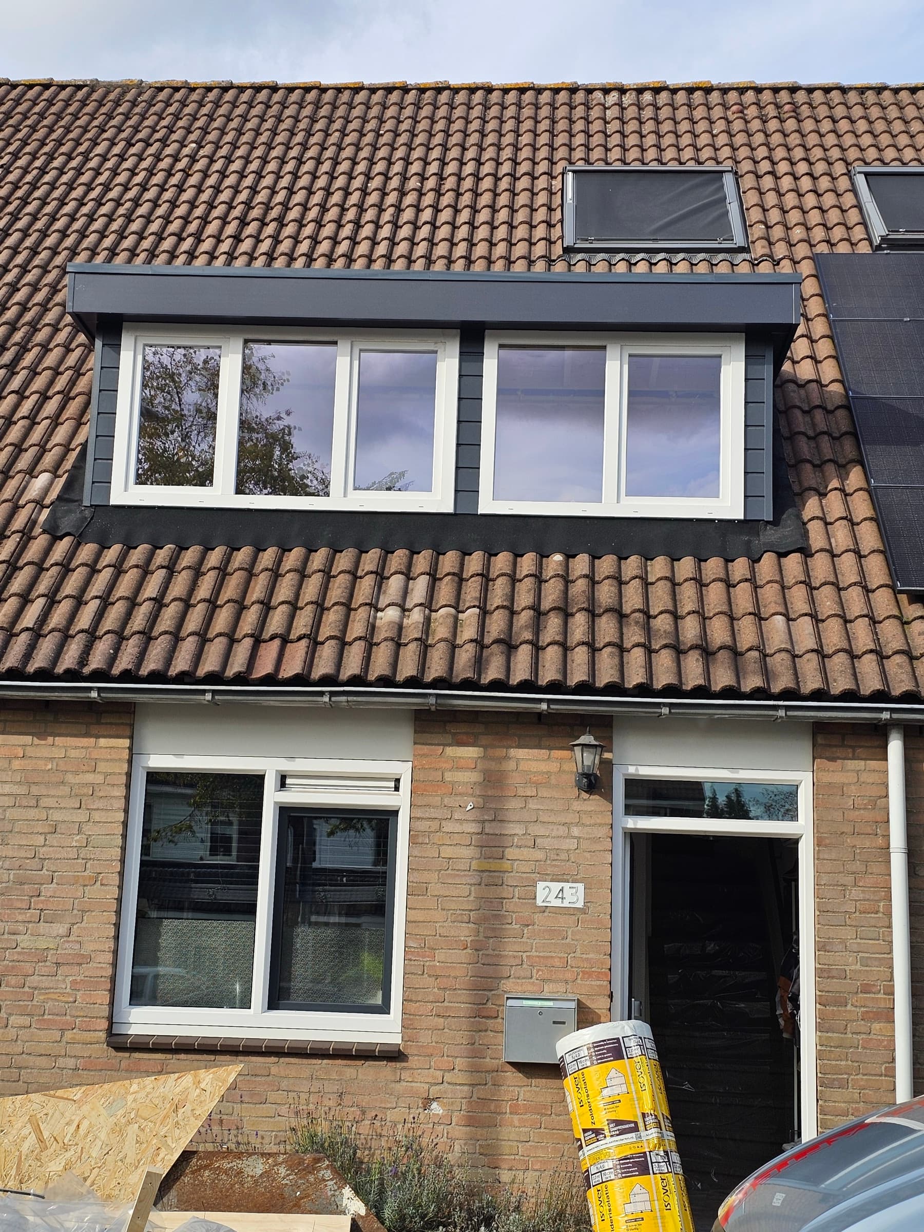 Afgeronde dakkapel met antracietkleurige gevelbekleding