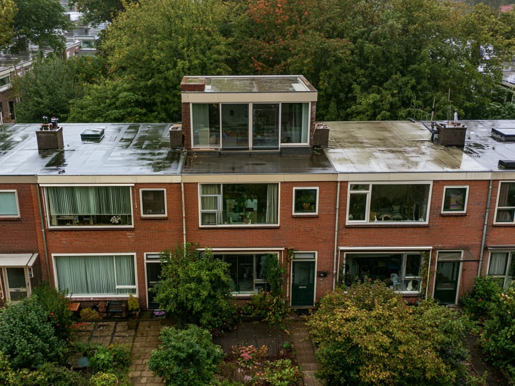 Rijtjeswoning met moderne dakopbouw op het platte dak, gezien van boven