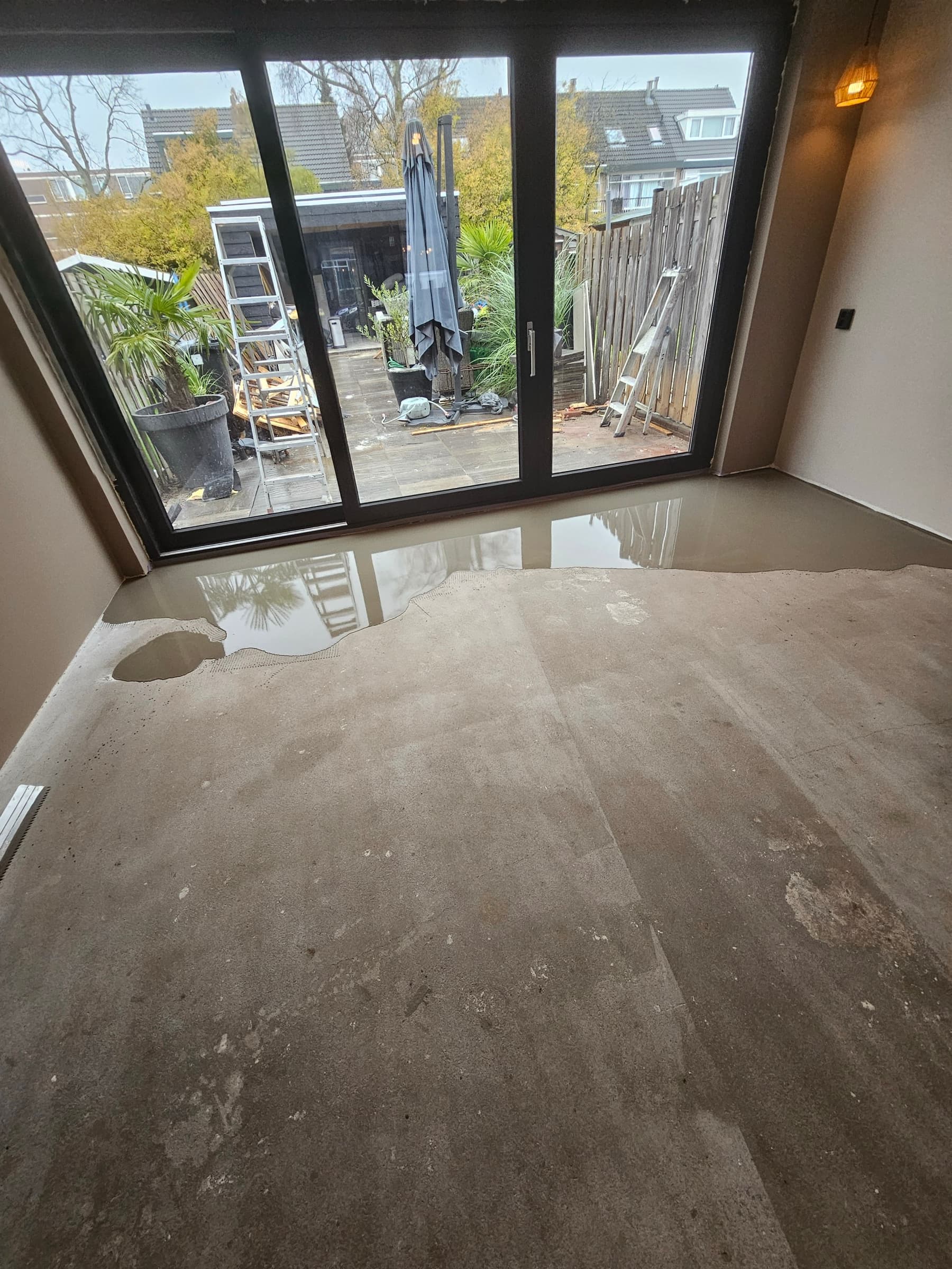 Uitbouw met glazen pui, tijdens de afbouw