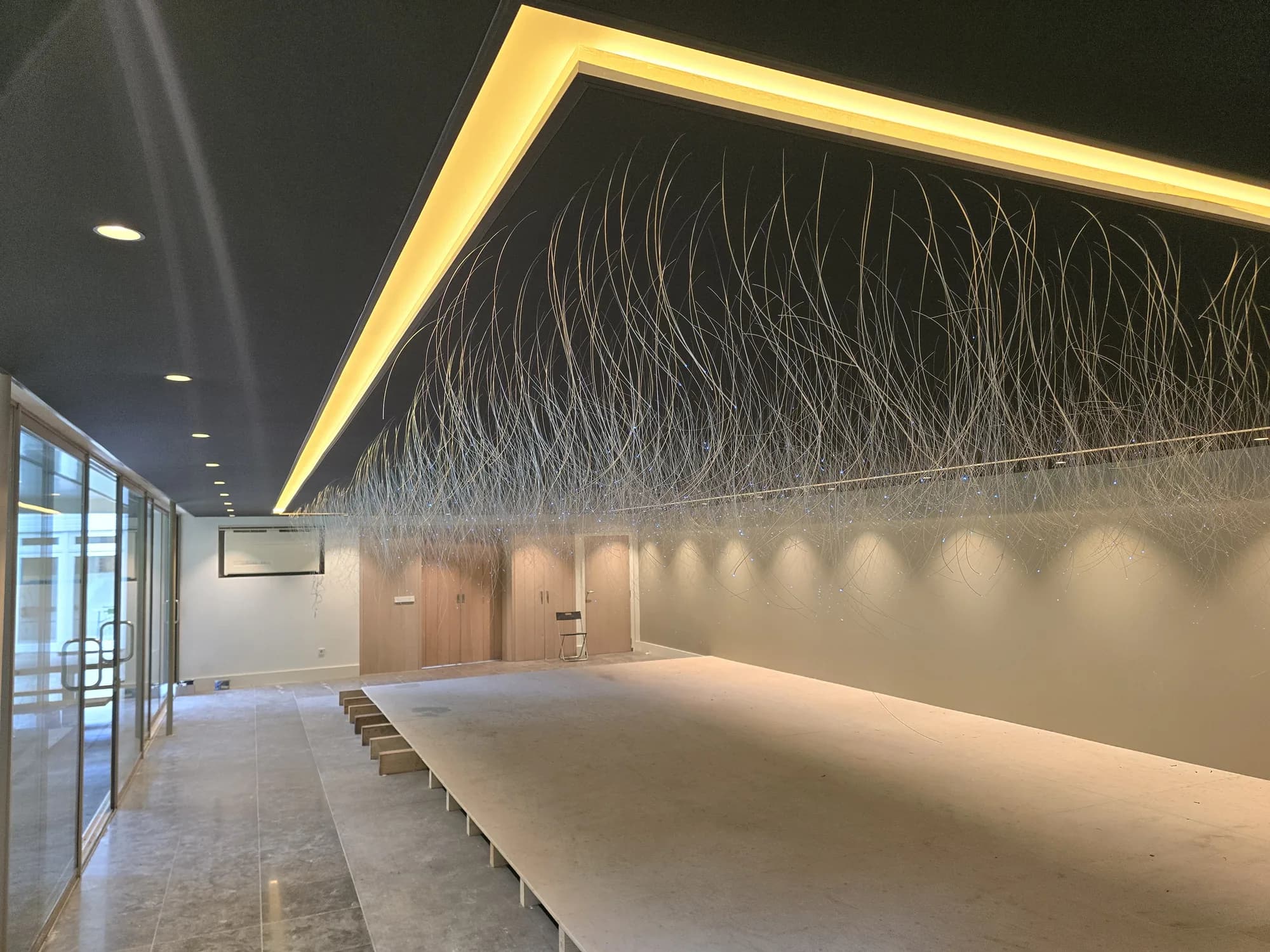 Strak afgewerkt interieur met verlicht designplafond in een groot verbouwingsproject