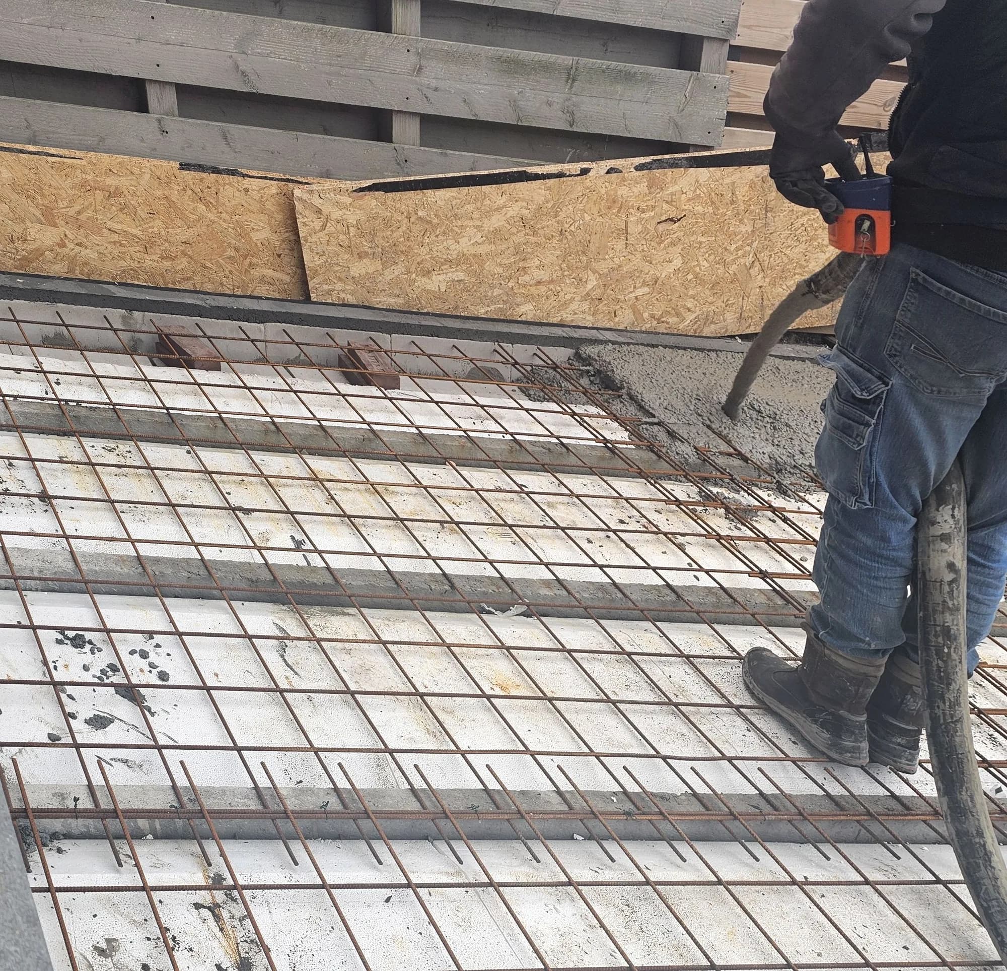 Beton storten over de wapening van een nieuwe funderingsvloer