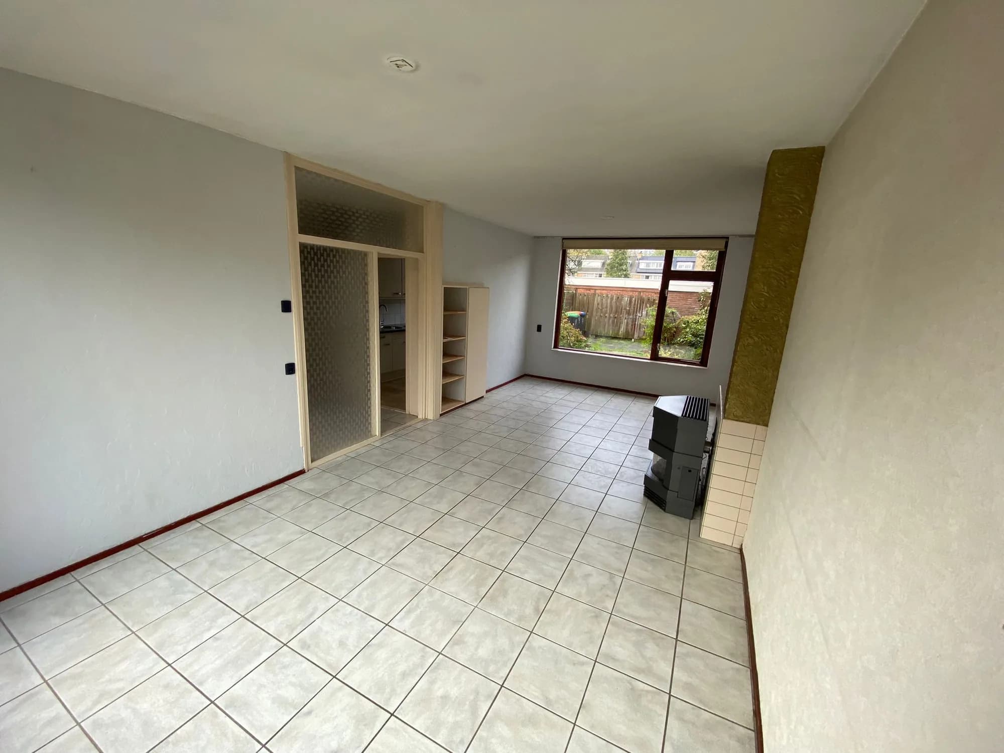 Lege woonkamer in originele staat voorafgaand aan een renovatie
